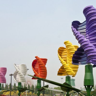 Savoniovy větrné turbíny s vertikální osou ve formě obřích otevřených květů v parku (Zdroj: © toa555 / stock.adobe.com)