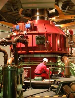 Jeden ze dvou turbogenerátorů s instalovaným výkonem 325 MW (Zdroj: ČEZ, a. s.)