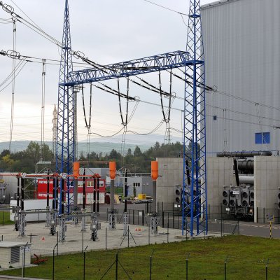 Tři jednofázové blokové transformátory transformují vyvedený výkon přes pole rozvodny do 400&nbsp;kV sítě ČEPS