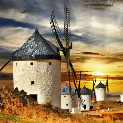 Větrné mlýny ve španělské Consuegře při západu slunce (Zdroj: © Freesurf / stock.adobe.com)