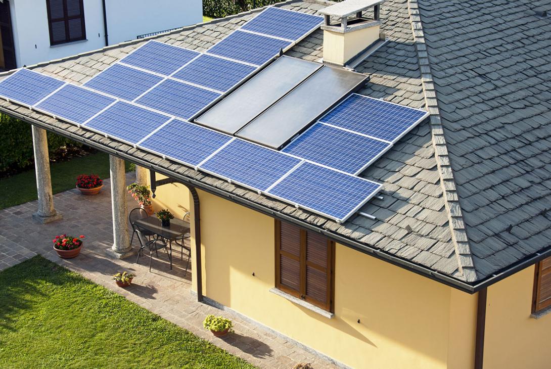 Kombinace solárních termálních kolektorů k ohřevu vody a mikro zdroje elektřiny z fotovoltaických panelů na střeše rodinného domu (Zdroj: © atm2003 / stock.adobe.com)
