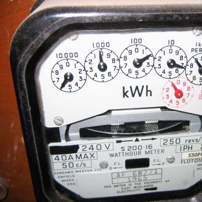 Historický elektromechanický elektroměr zaznamenával spotřebu domácností v šedesátých letech minulého století (Zdroj: Wikipedia.org)