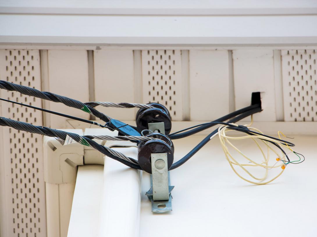 Kabelové elektrické přípojky nízkého napětí přivádí elektřinu do obytných domů (Zdroj: © gukainakab / stock.adobe.com)