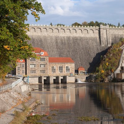 Historická hráz s budovou malé vodní elektrárny. V pravé části je kaskádovitý vodní přepad (Zdroj: © Artur Bogacki / stock.adobe.com)