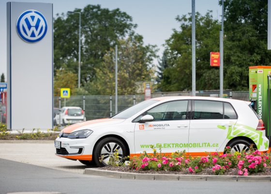 ČEZ ESCO vybaví elektromobilními stanicemi a kompletním elektromobilním zázemím dealery Volkswagen, Audi, SEAT a Volkswagen Užitkové vozy