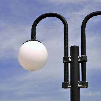 Od starších lamp typu koule se dnes již upouští, protože velká část světla je vyzářena do prostoru bez užitku, vzniká tzv. světelný smog (Zdroj: © idohouse / stock.adobe.com)