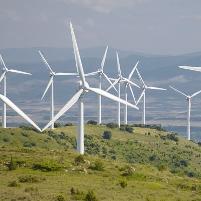 Větrné elektrárny postavené v příznivých povětrnostních podmínkách na vysokých kopcích v provincii Navarre, Španělsko (Zdroj: © pedrosala / stock.adobe.com)