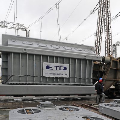 Instalace výkonového transformátoru v Jaderné elektrárně Dukovany (Zdroj: ČEZ, a. s.)