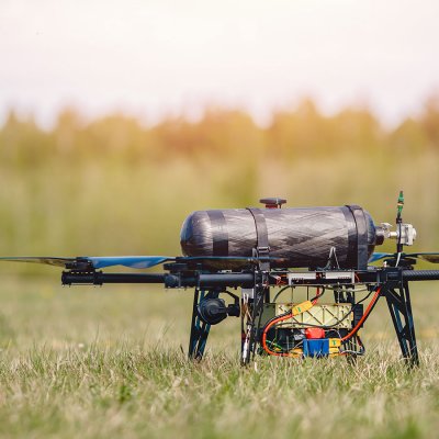 Vojenský dron s hybridním vodíkovým pohonem slouží k vyhledávání osob nebo ohnisek požáru (Zdroj: © Parilov / stock.adobe.com)