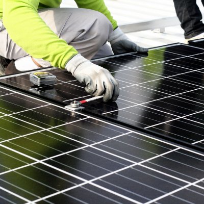 Detail uchycení fotovoltaických panelů k nosné konstrukci pomocí šroubů a speciálních podložek (Zdroj: © Eaknarin / stock.adobe.com)