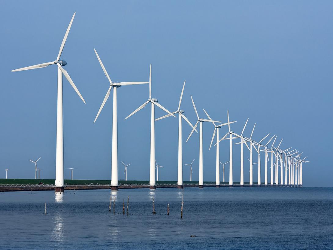 Řada větrných elektráren postavených na pobřeží, Holandsko (Zdroj: © Kruwt / stock.adobe.com)