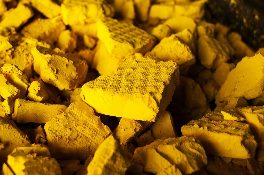 Koncentrovaná ruda ve formě oxidu uranu U₃O₈, nazývaného pro svou barvu žlutý koláč (Zdroj: Wikipedia.org)