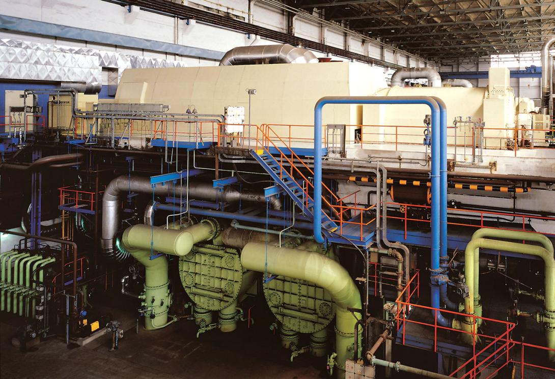 Tepelné výměníky kondenzátorů energetických bloků (zelené) se nejčastěji nacházejí pod nízkotlakými díly turbíny (Zdroj: ČEZ, a. s.)