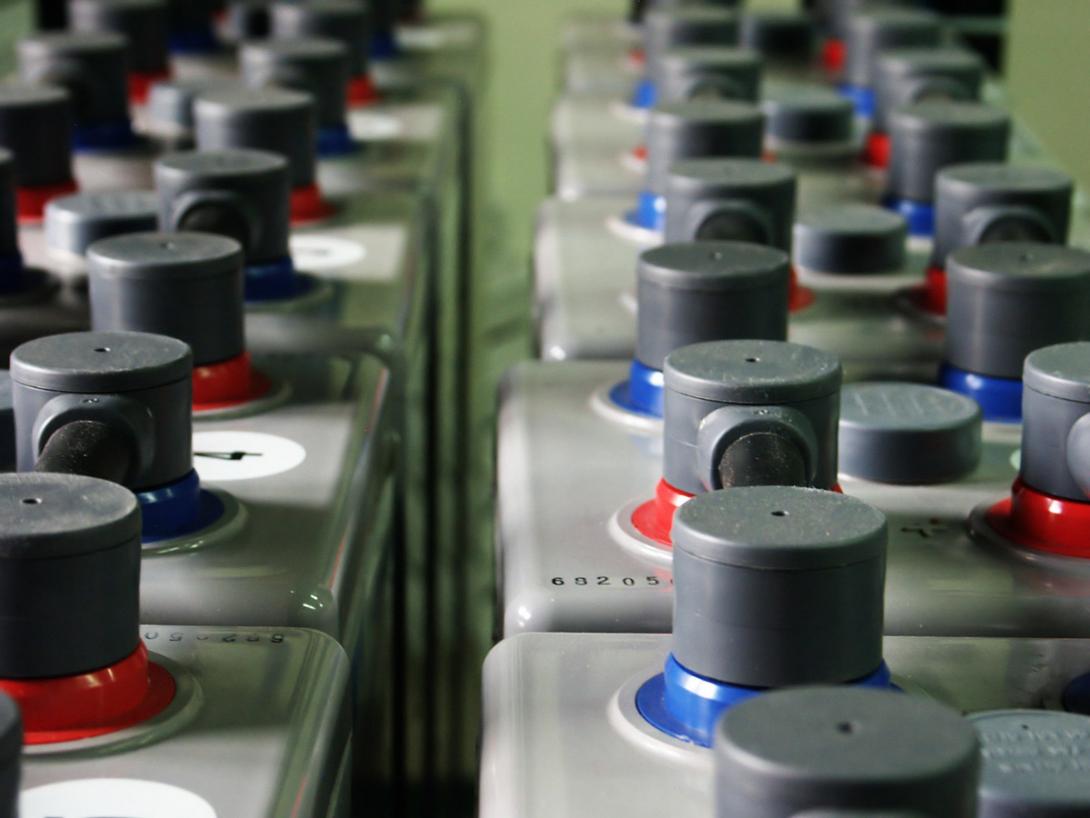 Soustava nabíjecích baterií slouží k akumulaci elektrické energie v čase přebytku a k dodávce v čase zvýšené spotřeby (Zdroj: © Branislav Zivkovic / stock.adobe.com)