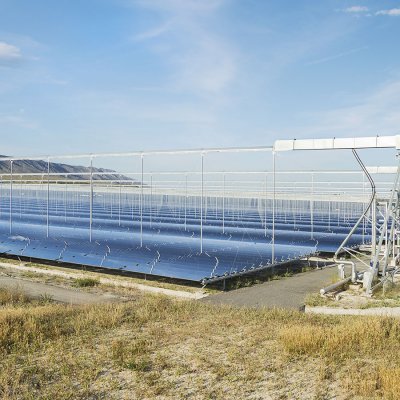 Solární elektrárna s fresnelovými zrcadly využívá namísto parabolických žlabů plochá zrcadla (Zdroj: © eunikas / stock.adobe.com)