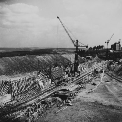 Výstavba horní nádrže přečerpávací elektrárny - bednění obvodové hráze (Zdroj: ČEZ, a. s.)
