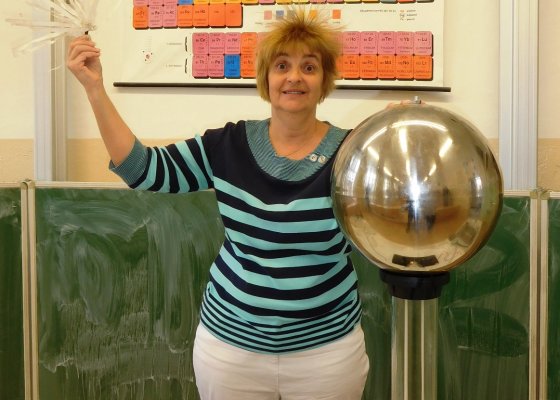  Nejoblíbenějším učitelem fyziky v Česku je Alena Šedivá z Tábora. Pro svou školu získá od Nadace ČEZ 200 tisíc korun na Oranžovou učebnu