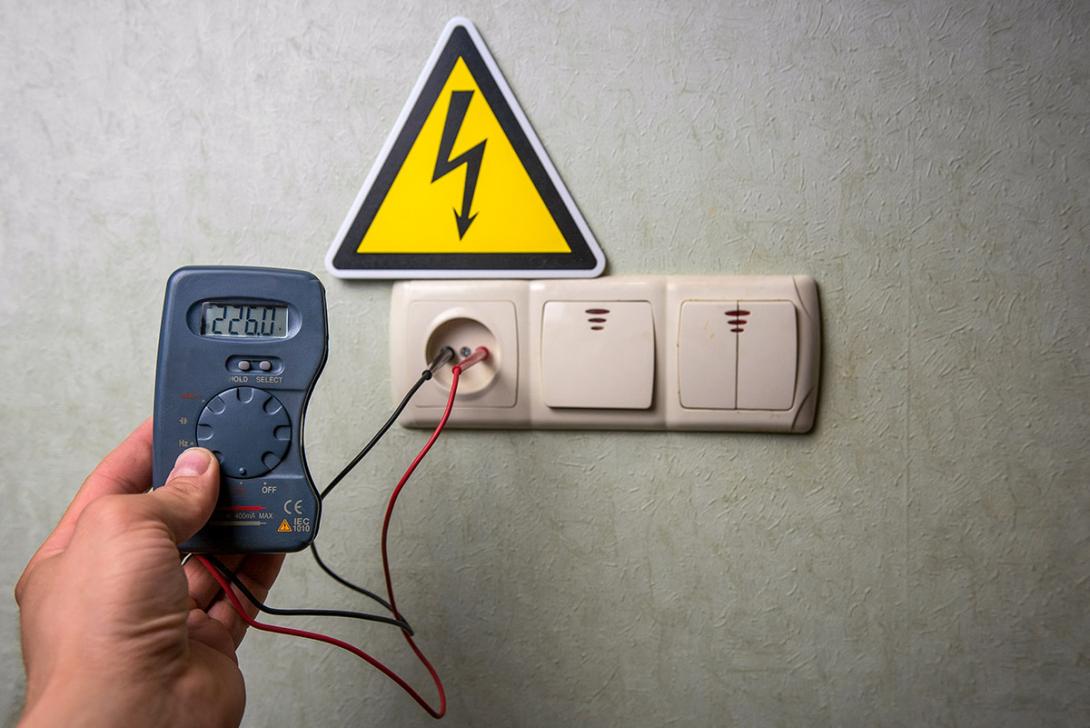 Parametry elektrické energie v obyčejné domácí zásuvce jsou dostatečné na to, aby při dotyku způsobila elektřina vážná poranění (Zdroj: © Lumppini / stock.adobe.com)