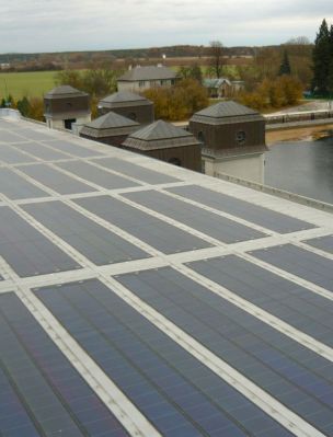 Fotovoltaická elektrárna na střeše malé vodní elektrárny Přelouč (Zdroj: ČEZ, a. s.)