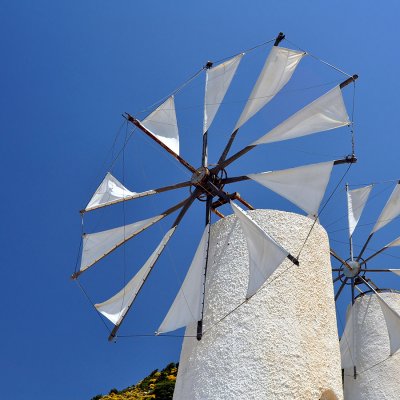Řecké větrné mlýny s horizontální osou a oplachtěným rotorem (Zdroj: © FER737NG / stock.adobe.com)