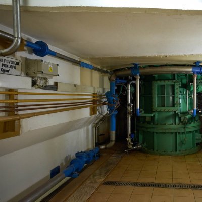 Pomocná zařízení kolem rotoru Francisovy turbíny v přečerpávací elektrárně Štěchovice