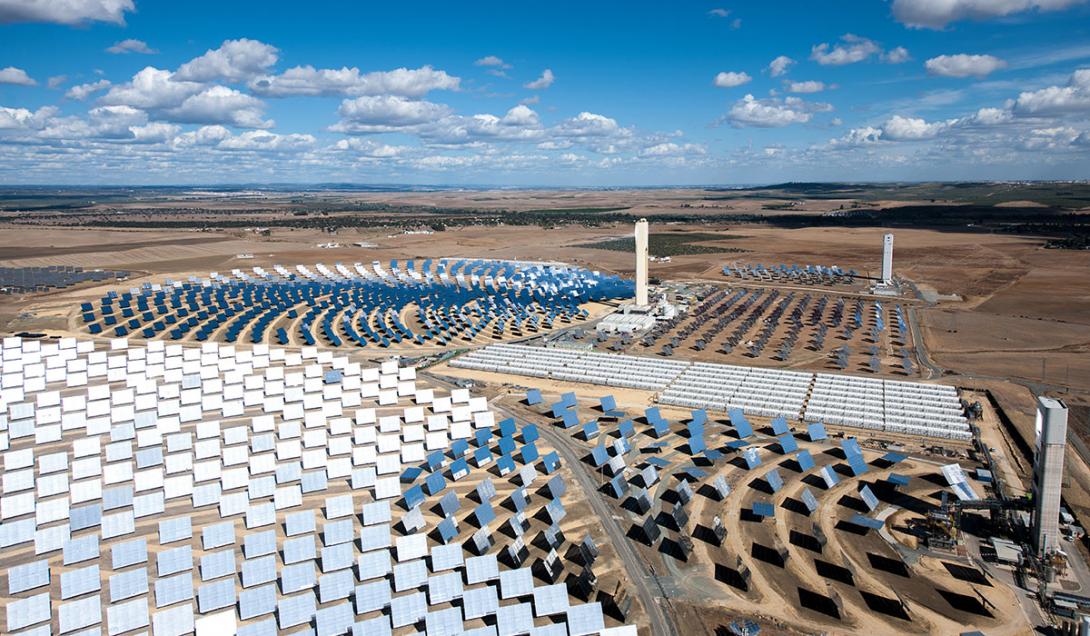 Solární věžové elektrárny PS10 a PS20 poblíž Seville v Andalusii, Španělsko (Zdroj: © Quentin / stock.adobe.com)