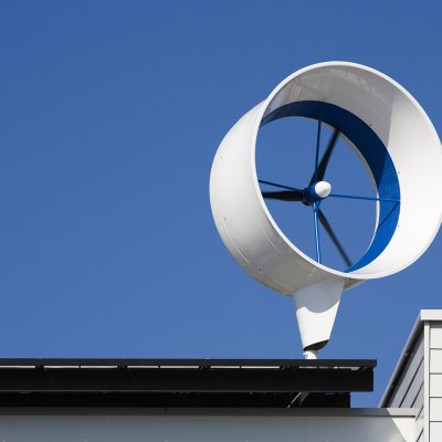 Moderní malá větrná elektrárna na střeše rodinného domu (Zdroj: © erikdegraaf / stock.adobe.com)