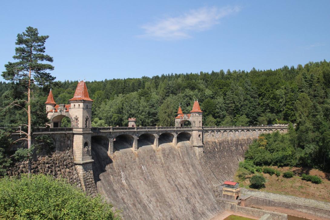 První přehrady ze začátku minulého století, jako je Les Království nedaleko Dvora Králové nad Labem, byly skvostnými technickými a architektonickými díly (Zdroj: Alina G / Shutterstock.com)