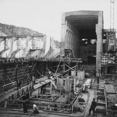 Výstavba akumulační elektrárny Štěchovice – zařízení pro betonáž stropu elektrárny (Zdroj: ČEZ, a. s.)