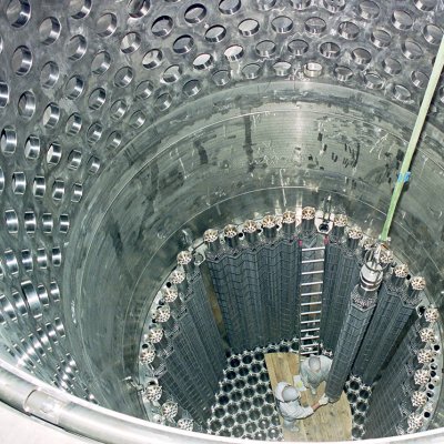 Pohled do reaktorové šachty se zavěšeným košem aktivní zóny a vloženými maketami palivových souborů (Zdroj: ČEZ, a. s.)