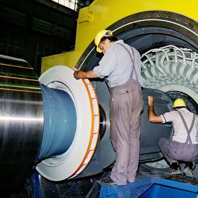 Zasouvání hladkého rotoru do statoru generátoru při celkové revizi elektrického generátoru (Zdroj: ČEZ, a. s.)