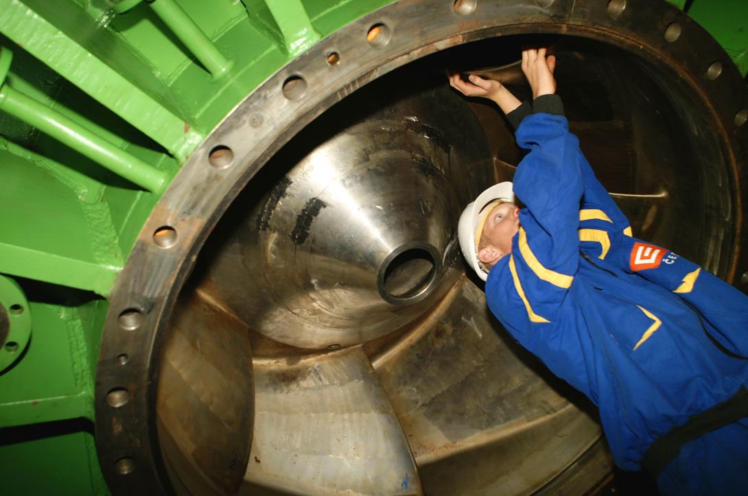 Kontrola lopatek reverzní Francisovy turbíny instalované v přečerpávací elektrárně Štěchovice (Zdroj: ČEZ, a. s.)
