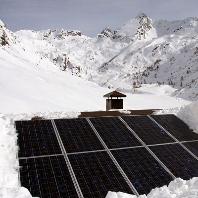 Solární panely na střeše horské chaty jsou mnohdy jediným zdrojem elektrické energie (Zdroj: © Daesu Kim / stock.adobe.com)