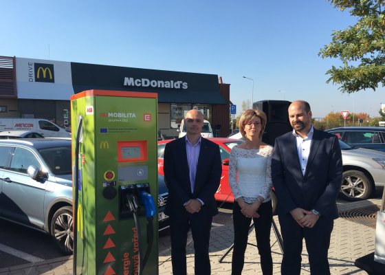 McDonald´s ve spolupráci s ČEZ rozšiřuje nabídku své sítě o rychlodobíjecí stanice pro elektromobily