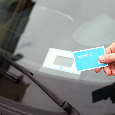 Odemykání sdíleného automobilu prostřednictvím zákaznické čipové karty (Zdroj: © RAM / stock.adobe.com)