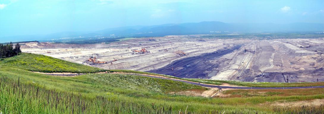 Povrchový hnědouhelný důl v severních Čechách (Zdroj: David Maska / Shutterstock.com)