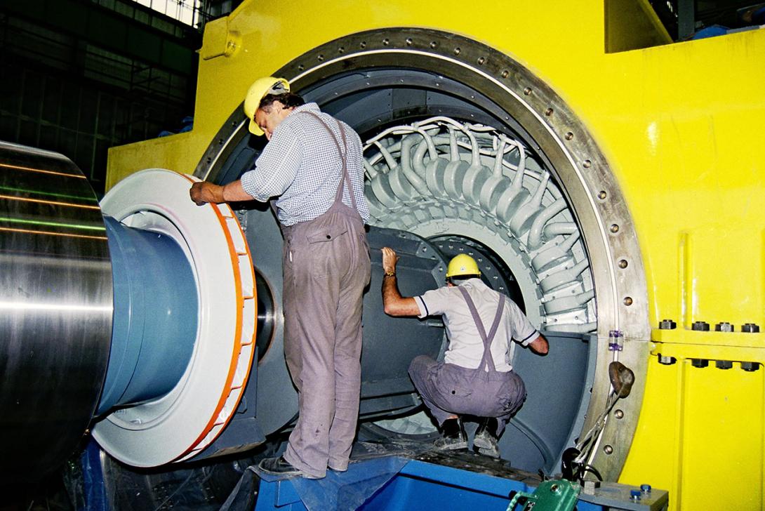 Zasouvání hladkého rotoru do statoru generátoru při celkové revizi elektrického generátoru (Zdroj: ČEZ, a. s.)