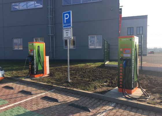 ČEZ zahušťuje síť veřejných rychlodobíjecích stanic pro elektromobily, cestu napříč zemí usnadní dobíječky v Olomouci