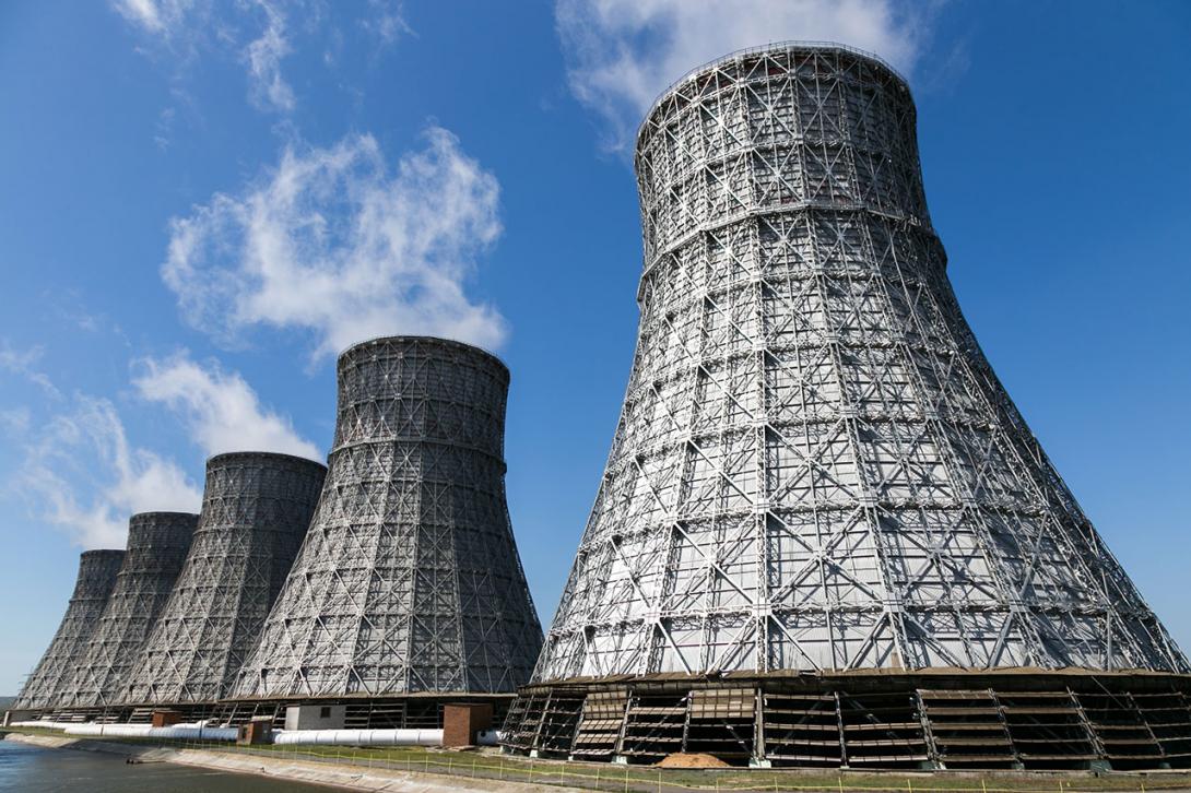 Chladicí věže jaderné elektrárny, jejichž tenký vnitřní plášť je upevněn na ocelové montované konstrukci (Zdroj: © Mulderphoto / stock.adobe.com)