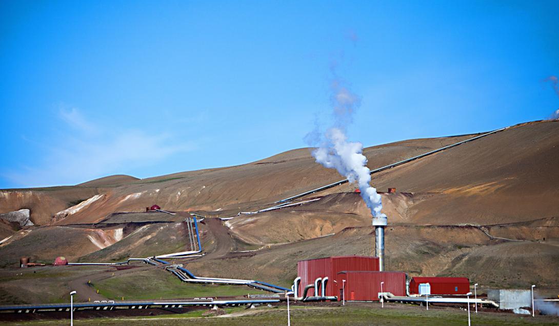 Geotermální elektrárna Krafla (Island) využívá páru z 33 vrtů (max. hloubka přes 2 000 m) (Zdroj: © deserttrends / stock.adobe.com)
