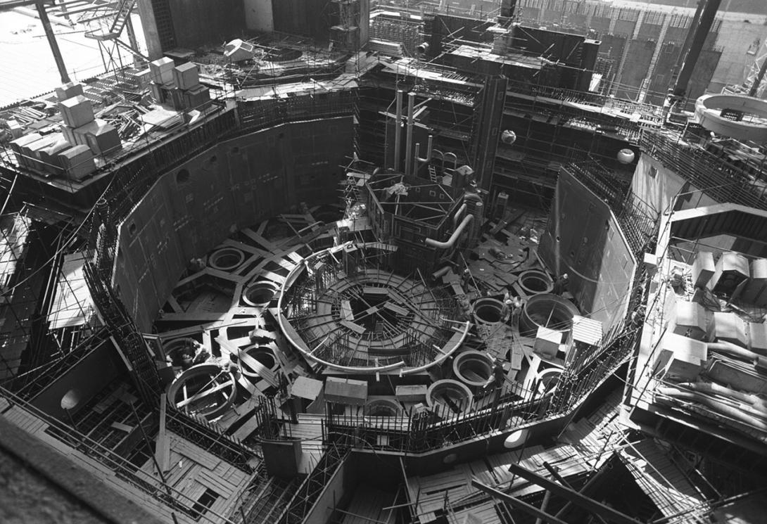 Výstavba dukovanského hlavního výrobního bloku s centrálním prostorem pro umístění reaktoru (Zdroj: ČEZ, a. s.)