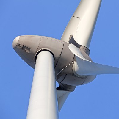 Složité profilování listů větrných turbín zabezpečuje maximální využití energie větru (Zdroj: © esbobeldijk / stock.adobe.com)