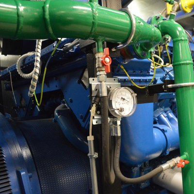 Základem většiny kogeneračních jednotek je vodou chlazený plynový spalovací motor propojený se synchronním elektrickým generátorem (Zdroj: ČEZ, a. s.)