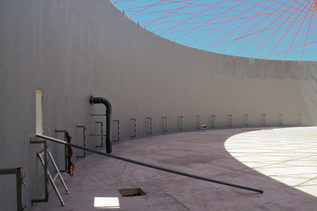 Vnitřní prostor budovaného betonového fermentoru s horní sítí pro krycí plachtu (Zdroj: © chris74 / stock.adobe.com)