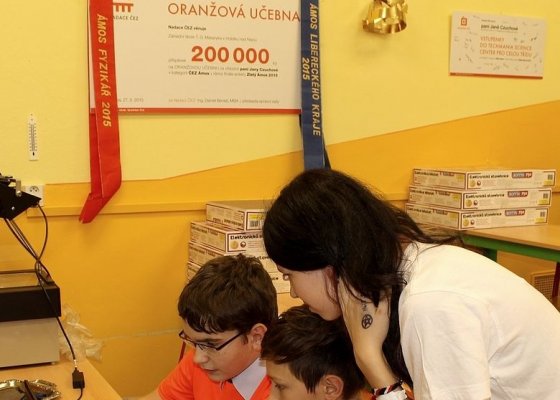 ČEZ Ámos: nejoblíbenější fyzikář opět získá 200 tisíc korun na Oranžovou učebnu