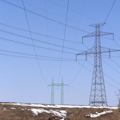 Křižování jednoduchého nadzemního vedení 220 kV z rozvodny Milín s dvojitým 400 kV vedením z rozvodny Kočín ve středních Čechách u Velké Hraštice (Zdroj: Wikipedia.org)