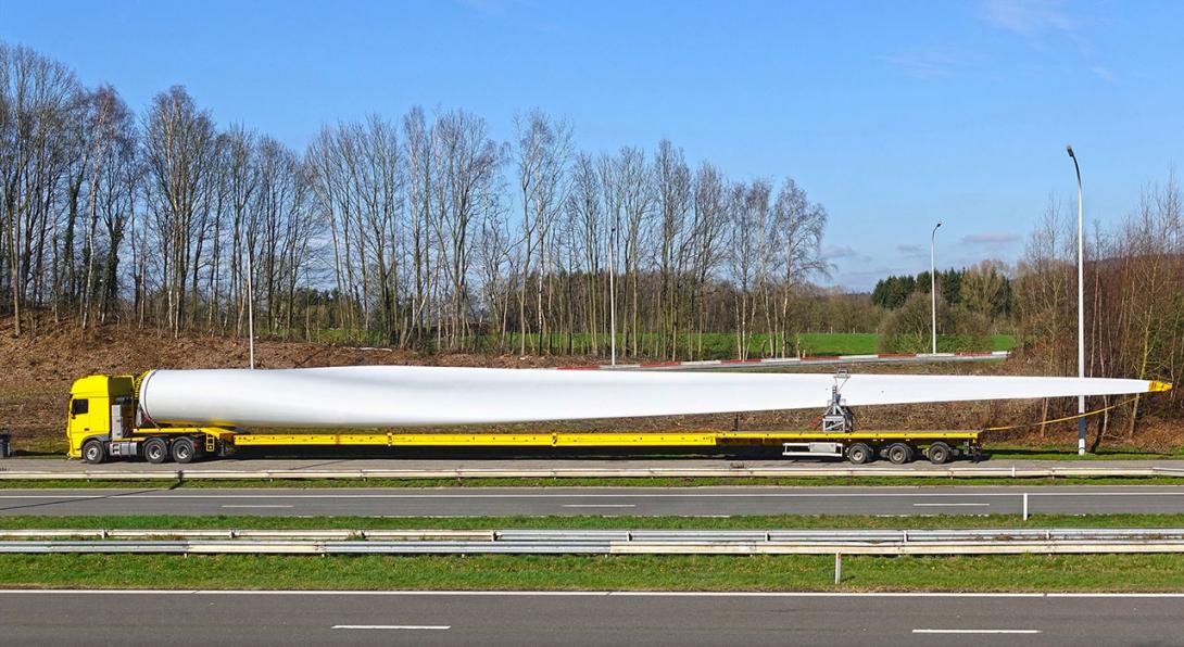 Transport lopatky větrné elektrárny není legrace. Musí vybrat speciální trasu, kde nejsou ostré zatáčky (Zdroj: © Reinhard Tiburzy / stock.adobe.com)