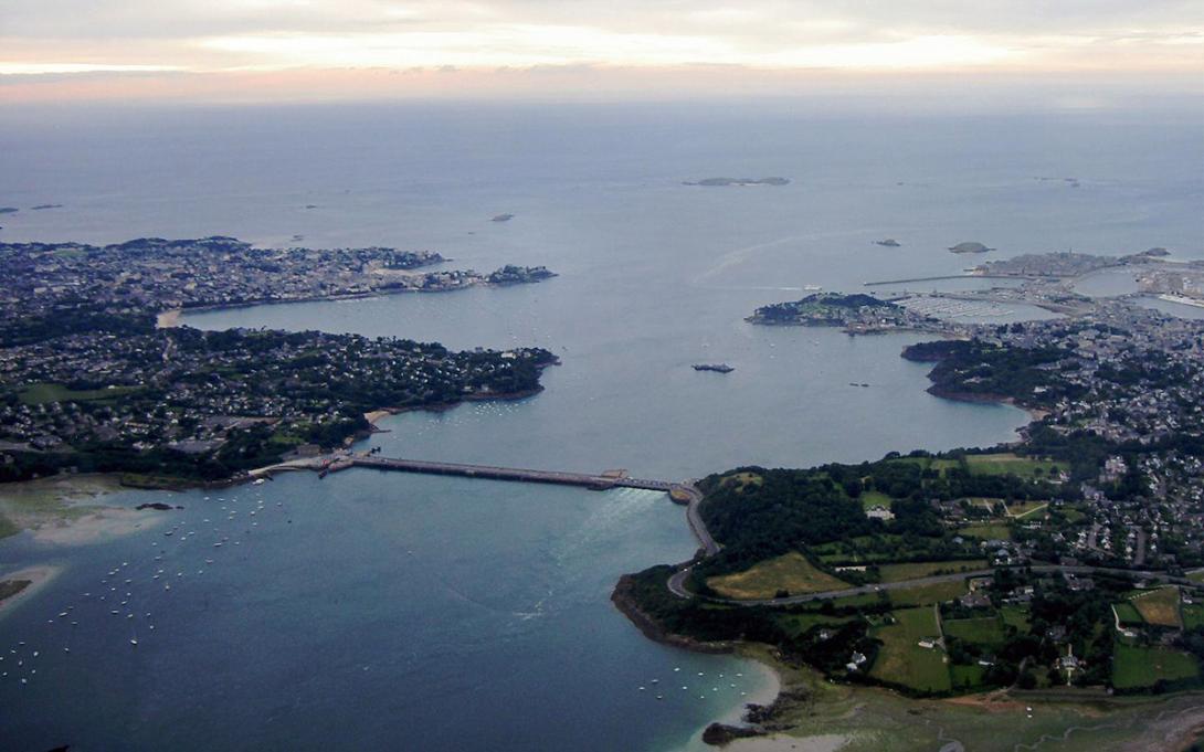 Pohled na přílivovou elektrárnu na řece Rance poblíž francouzského města Saint Malo (Zdroj: Wikipedia.org)