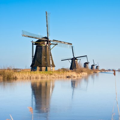 Řada historických větrných mlýnů holandského typu (Zdroj: © Eric Gevaert / stock.adobe.com)