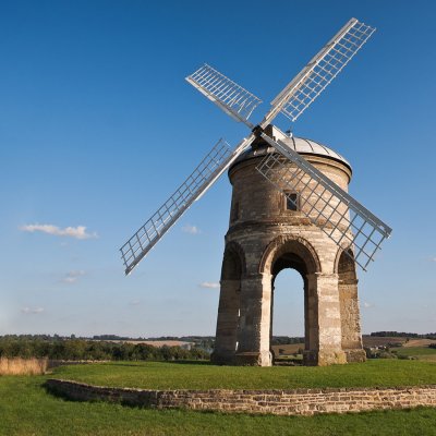 Tradiční kamenný větrný mlýn poblíž vesničky Chesterton v hrabství Warwickshire (Anglie) pochází ze 17. století (Zdroj: © Meowgli / stock.adobe.com)